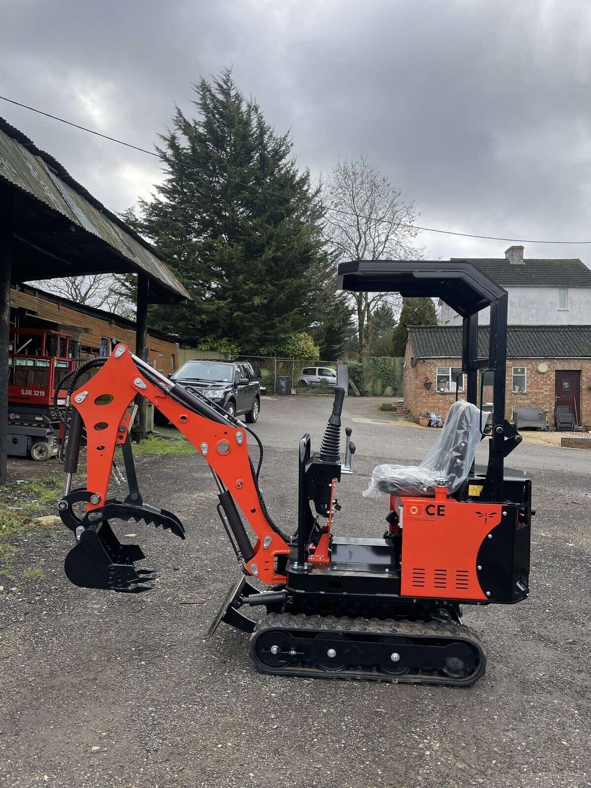 2025 LE0.8 Mini Digger - Swing Boom,3 Buckets, mechanical Thumb,No VAT Required