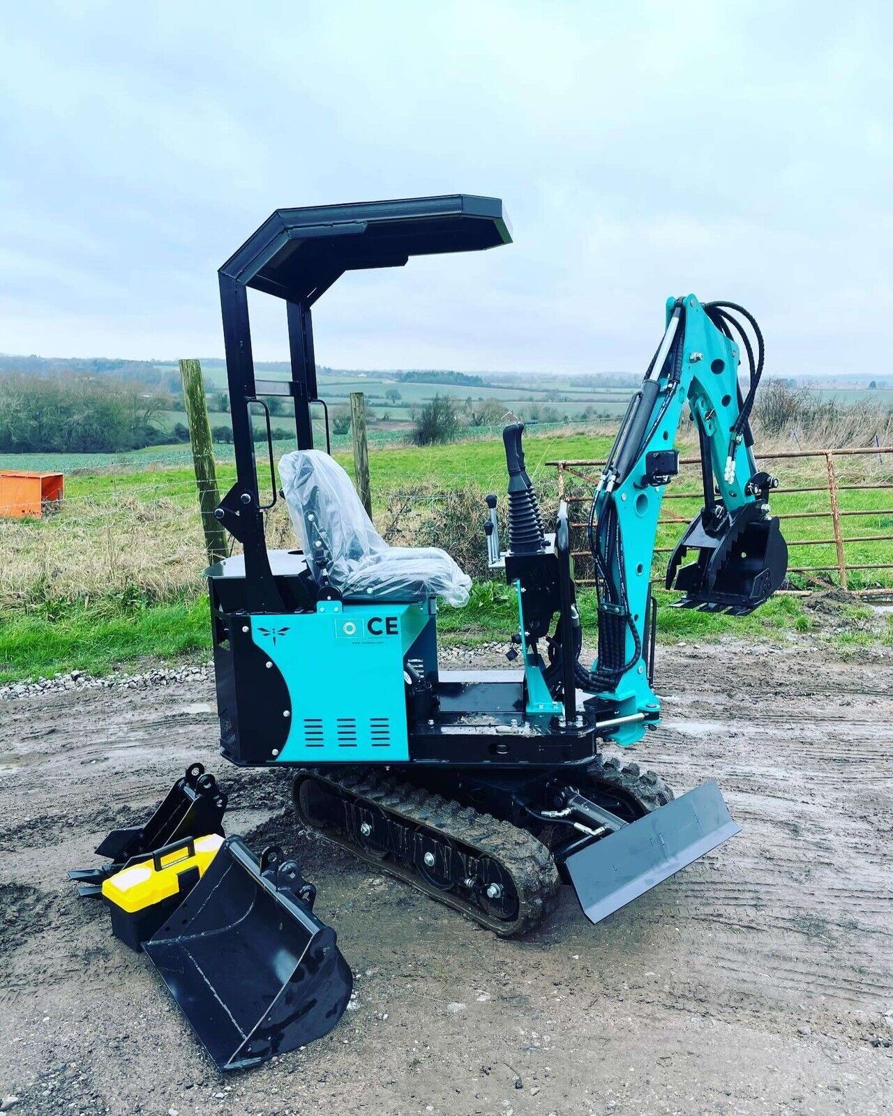 2025 LE0.8 Mini Digger - Swing Boom,3 Buckets, mechanical Thumb,No VAT Required