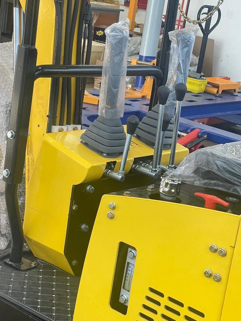 FREE SHIPPNG New Mini Excavtor EPA certfd USA gas briggs & stratton eng 13.5 hp