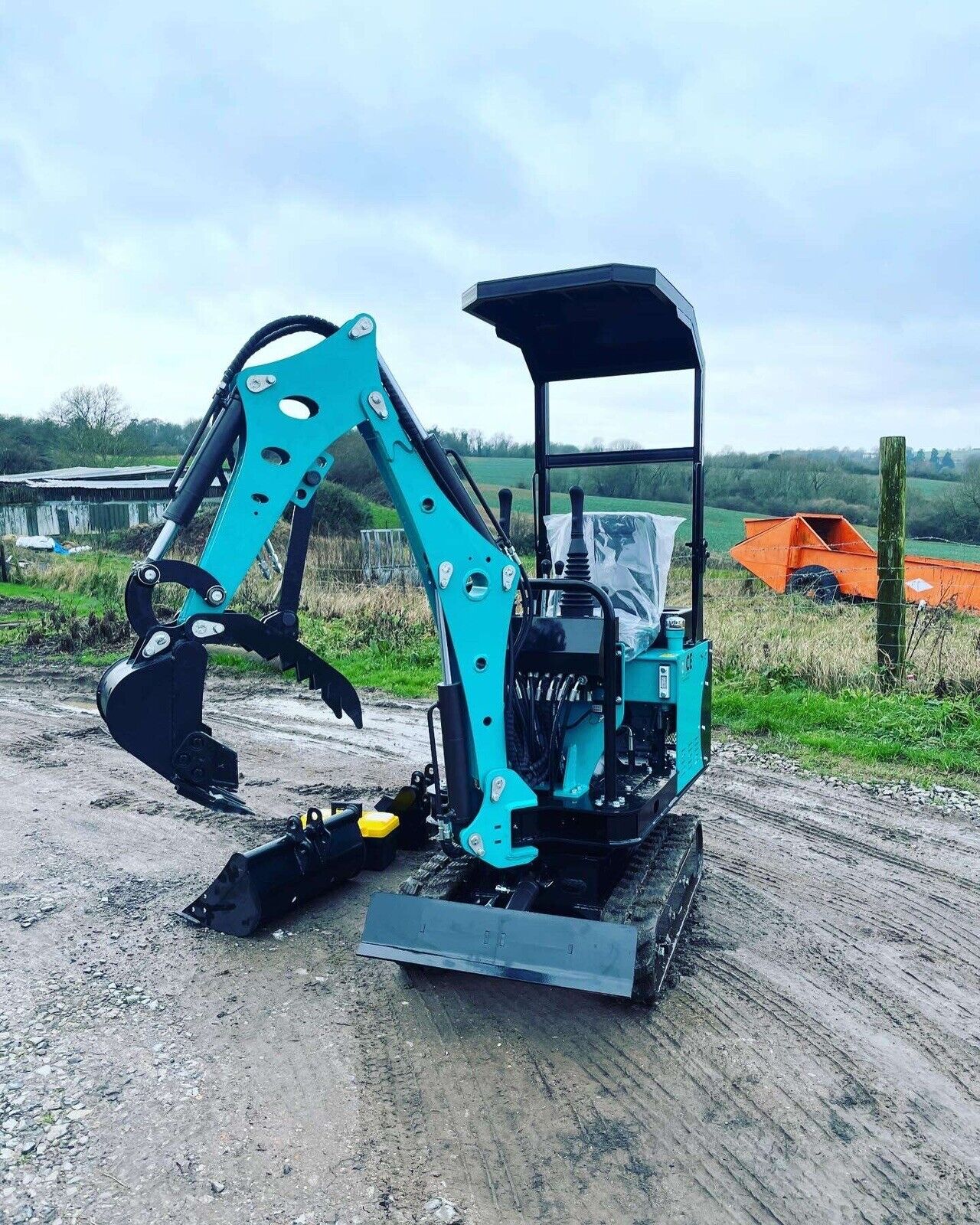 2025 LE0.8 Mini Digger - Swing Boom,3 Buckets, mechanical Thumb,No VAT Required